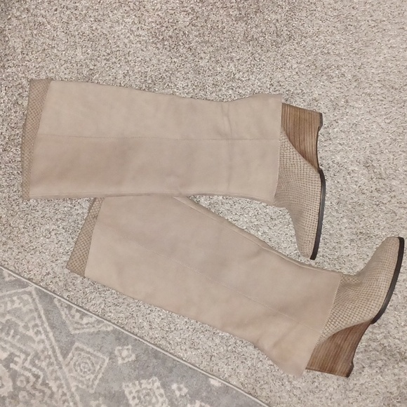 Like New B.Makowsky Genuine Leather Wedge Boots - Picture 8 of 9